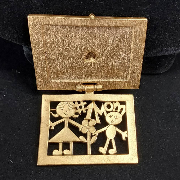 Vintage AJC Signed Mother's Day Mail Brooch Gold Tone - Picture 2 of 13